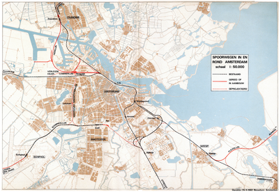 858517 Kaart van de bestaande en geprojecteerde en in aanleg zijnde spoorlijnen rond Amsterdam.